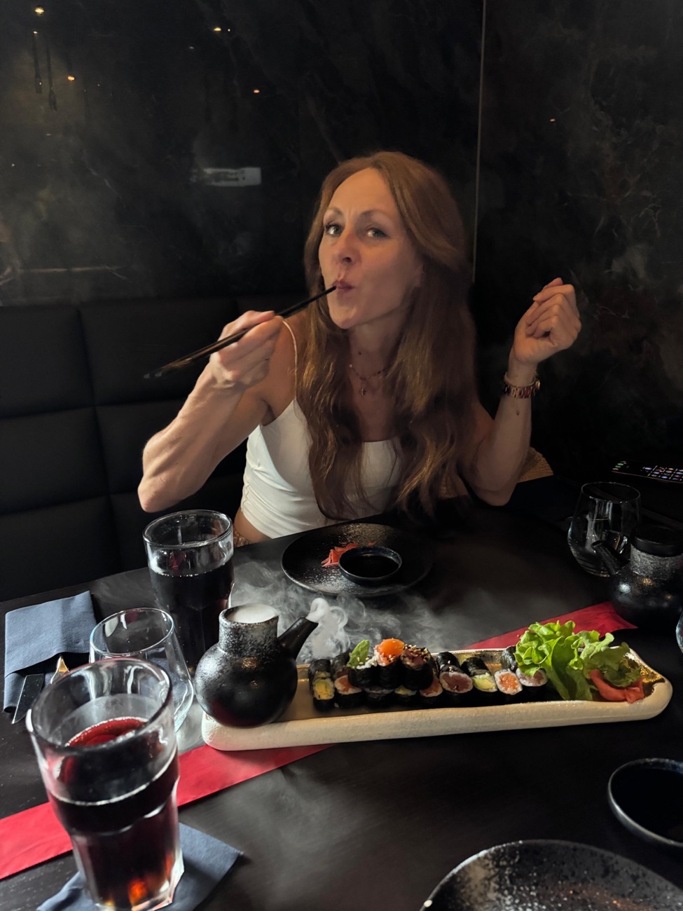 Ilona lachend beim Sushi-Essen